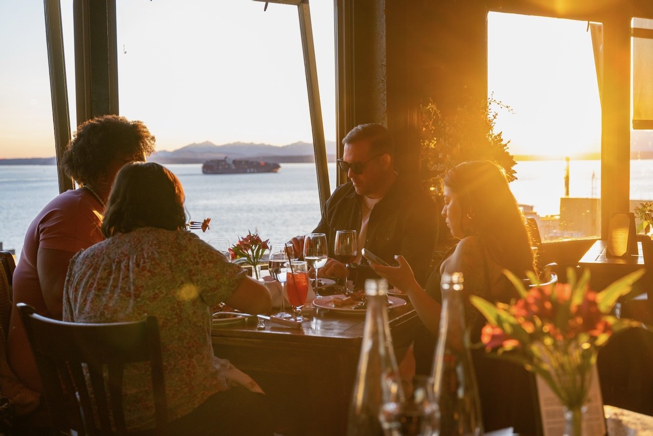 マキシミリアン 」 シアトル パイクプレイス•マーケット — Maximilien